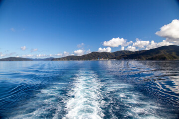 奄美加計呂麻島、フェリーカケロマ、入道雲、入江、