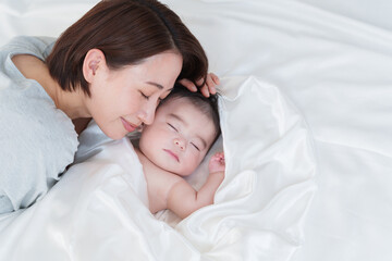 昼寝する赤ちゃんとママ