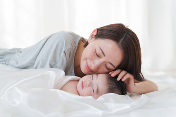 昼寝する赤ちゃんとママ