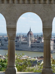 Parlement de Budapest sous arche