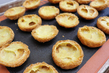 焼きたてのシュークリームの生地、パティシエのキッチン