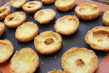 焼きたてのシュークリームの生地、パティシエのキッチン