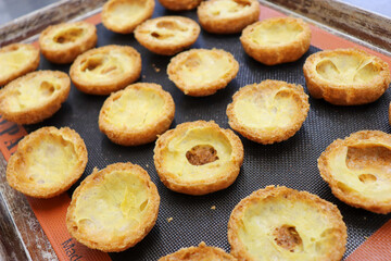 焼きたてのシュークリームの生地、パティシエのキッチン
