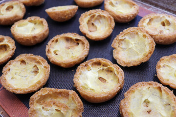 オーブンで焼いたシュークリームの生地、パティシエのキッチン