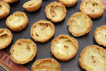 オーブンで焼いたシュークリームの生地、パティシエのキッチン