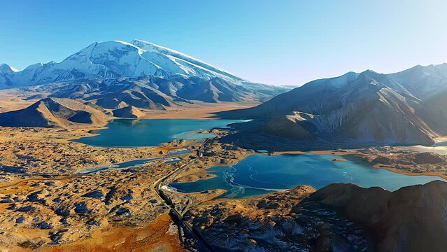 Aerial view of the Muztagh Peak in the Pamir Plateau of Xinjiang, along with the panoramic view of the Karakul Lake and the Baishakekul Lake, the two lakes.