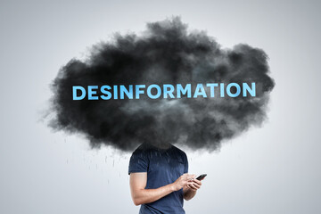 Dunkle Wolke mit Desinformation über dem Kopf einer Person