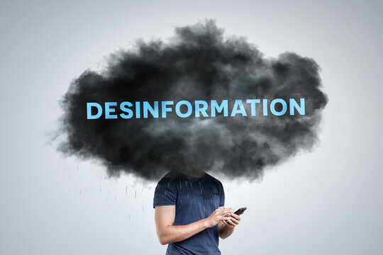 Dunkle Wolke mit Desinformation &uuml;ber dem Kopf einer Person