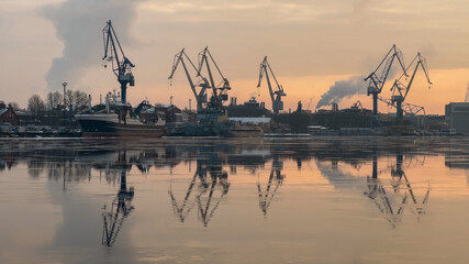 Obraz premium Sea port in winter with ice at the sunset time