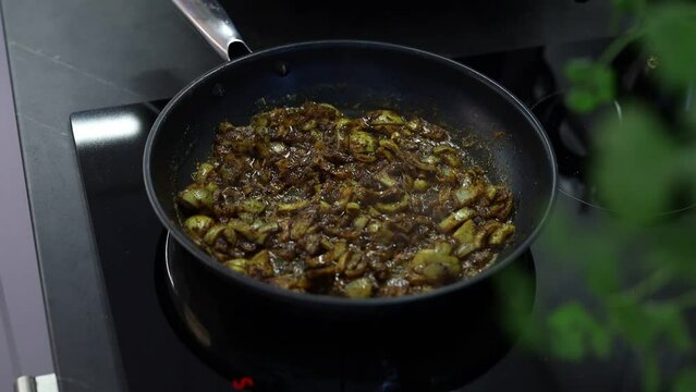 frying pan with vegetables and spaces sause