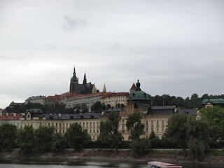 Obraz premium Beautiful Prague Castle surrounded by green foliage in the Czech Republic