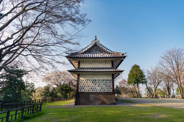 Fototapeta premium 金沢城 三十間長屋の春景色