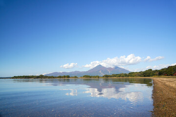 秋の晴れた空と紅葉と湖面に映える雲上磐梯山