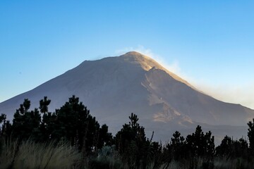 Fototapeta premium Popocatepetl volcano in mexico at sunset