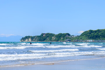 青い海と青い空、鎌倉材木座海岸