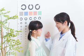 眼科で視力検査をする弱視の子供