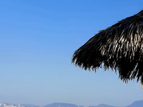 Guarda Sol de Palho&ccedil;a com mar ao fundo - Palho&ccedil;a Umbrella with sea in the background