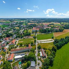 Die oberschwäbische Stadt Ochsenhausen im Kreis Biberach von oben