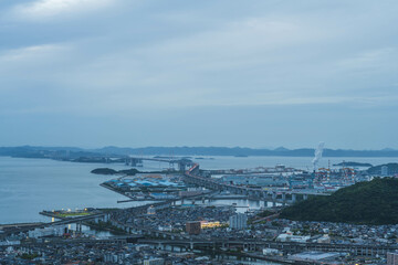 香川県綾歌郡宇多津町の青ノ山からの瀬戸大橋の風景