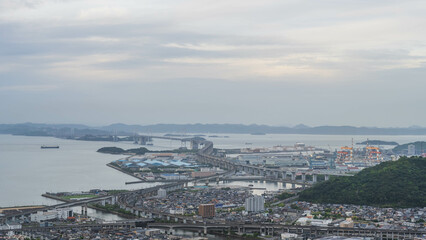 香川県綾歌郡宇多津町の青ノ山からの瀬戸大橋の風景