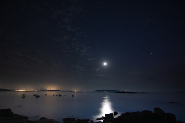 Fototapeta na wymiar Paysage de mer la nuit en Bretagne - France