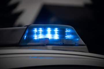 Blaulicht auf einem deutschen Polizeistreifenwagen