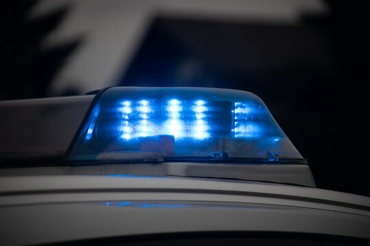 Blaulicht auf einem deutschen Polizeistreifenwagen