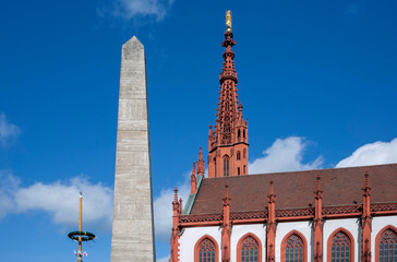 Obelisk vor der Marienkapelle im fränkischen Würzburg, Bayern, Deutschland, Europa. 