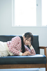 Obraz premium スマートフォンを使い若い女性