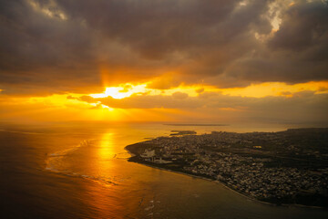 沖縄県石垣島の海に照らされた一筋の夕陽