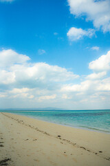 沖縄県竹富島まぶしい砂浜、青い空、透き通る緑の海