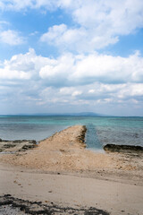 沖縄県竹富島まぶしい砂浜、青い空、透き通る緑の海