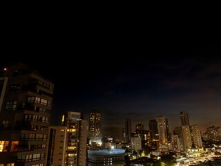 Fotos aéreas noturnas da cidade  de São Paulo, com seu arranha-céus e transito intenso