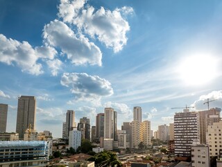 Fotos aéreas diurnas da cidade  de São Paulo, com seu arranha-céus e transito intenso