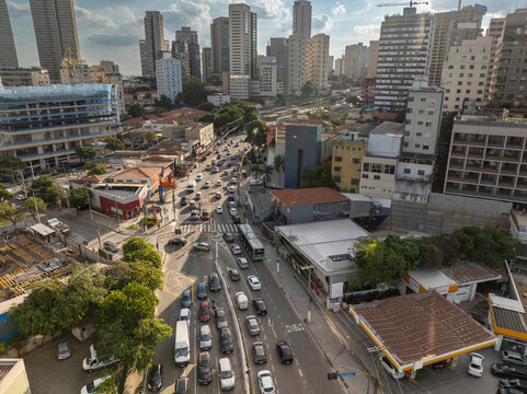 Fotos a&eacute;reas diurnas da cidade  de S&atilde;o Paulo, com seu arranha-c&eacute;us e transito intenso