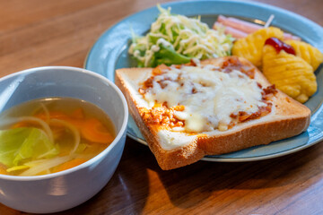 ピザトーストと野菜スープ