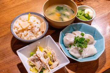 おいしい炊き込みご飯と水餃子と鶏胸肉サラダ