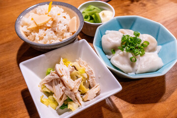 おいしい炊き込みご飯と水餃子と鶏胸肉サラダ