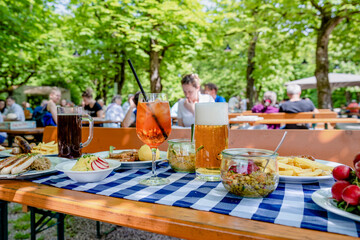 Sommerlicher Genuss im Biergarten – Aperol Spritz und kühles Bier bei Sonnenschein