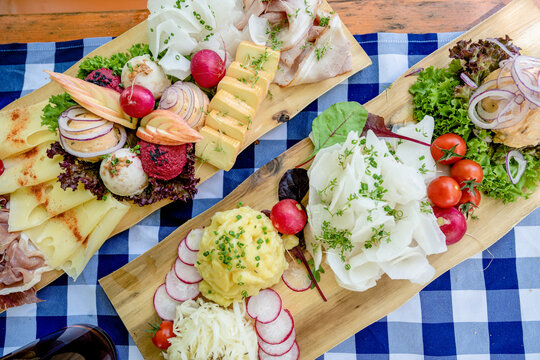 Authentische bayerische Brotzeit &ndash; Rustikales Essen im Biergarten auf Biergartentisch