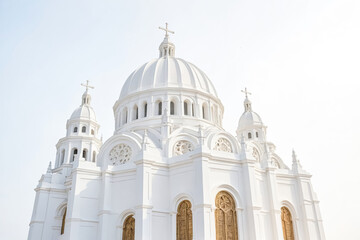Fototapeta premium Grand White Basilica with Dome