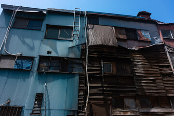 バラック小屋、老朽化した昭和建築、倒壊しそうな古い家、耐震補強しなければいけない家