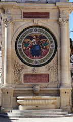 Belle fresque au dessus de la fontaine à Arles