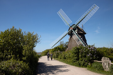 Paar unternimmt einen Spaziergang an der Mühle Charlotte im Naturschutzgebiet Geltinger Birk.