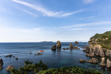 山口県青海島の青い海と空と遊覧船