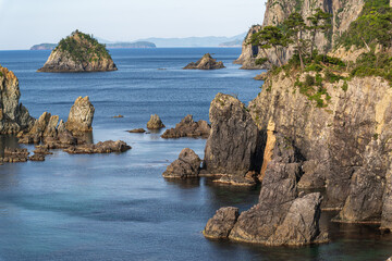 Fototapeta premium 山口県青海島の青い海と空に囲まれた奇岩
