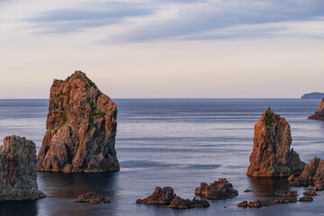 山口県青海島の夕日に照らされる奇岩