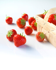 Erdbeeren, Erdbeerkorb, Obst, frisch geerntet, isoliert,