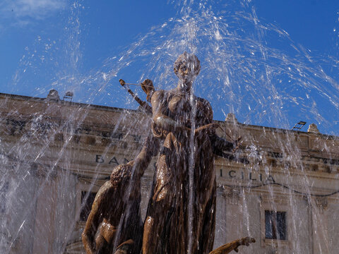 Ortigia Syracuse archimede place fountain detail