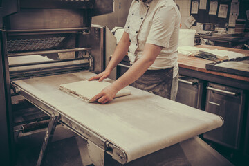 Automatic dough machine for rolling dough for making puff pastry